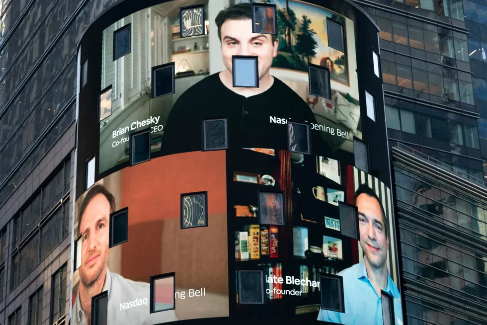 Airbnb-grunnleggerne Brian Chesky (administrerende direktør), produktsjef Joe Gebbia (nede til venstre) og teknologisjef Nathan Blecharczyk (nede til høyre) dominerer Nasdaq-skjermene på Times Square i New York torsdag.