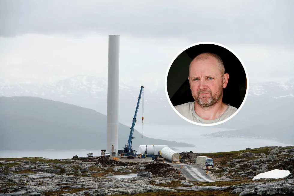 Utbygging av Nordlys Vindpark på Kvaløya i Tromsø kommune rett ved ferieparadiset Sommarøy. Den første turbinen reises. Hans-Harald Fallet Habberstad er en av grunneierne som har trukket seg fra avtalen med utbyggeren.