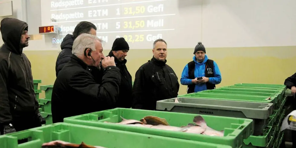 Fiskeauksjon i Hirtshals. Halvparten av fisken som selges er rødspette. Foto: Kjersti KvileFoto: KJERSTI KVILE