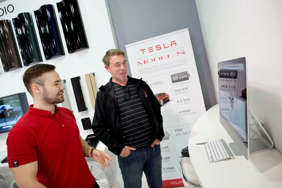 Axel Tangen (til venstre) blir ny sjef for Tesla i Norge. Her sammen med kunden Siksten Karolinussen da Tangen var butikksjef på Skøyen i 2014.