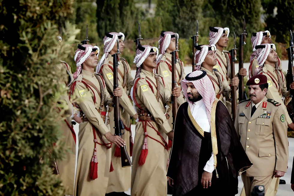 Kronprins Muhammad bin Salman (i svart) gjennomførte massearrestasjoner mot prinser, ministre og forretningsfolk han mener er korrupte. Her fra et tidligere kongebesøk i Jordan. Foto: Muhammad Hamed/AP/NTB Scanpix