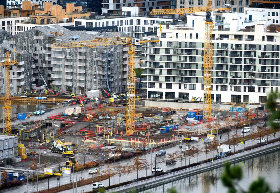 Det bygges nye leiligheter i Bjørvika i Oslo sentrum. Det vil neppe stagge boligprisveksten.