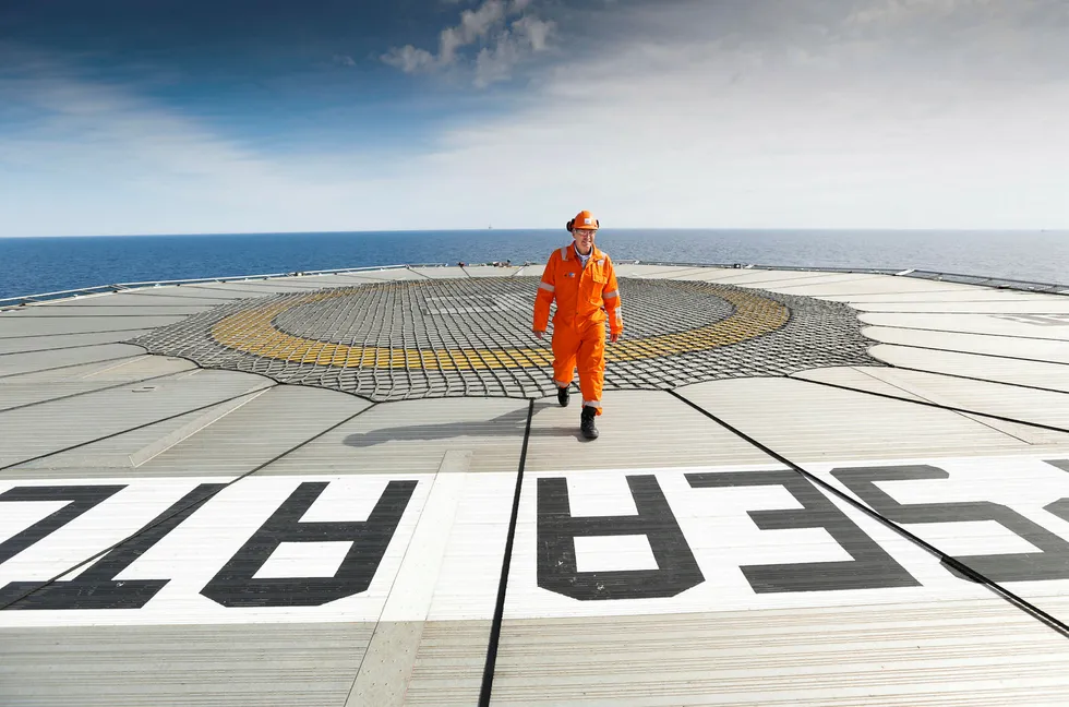 Odfjell Drilling-sjef Simen Lieungh på helikopterdekket på selskapets halvt nedsenkbare borerigg Deepsea Atlantic. Foto: Gunnar Lier