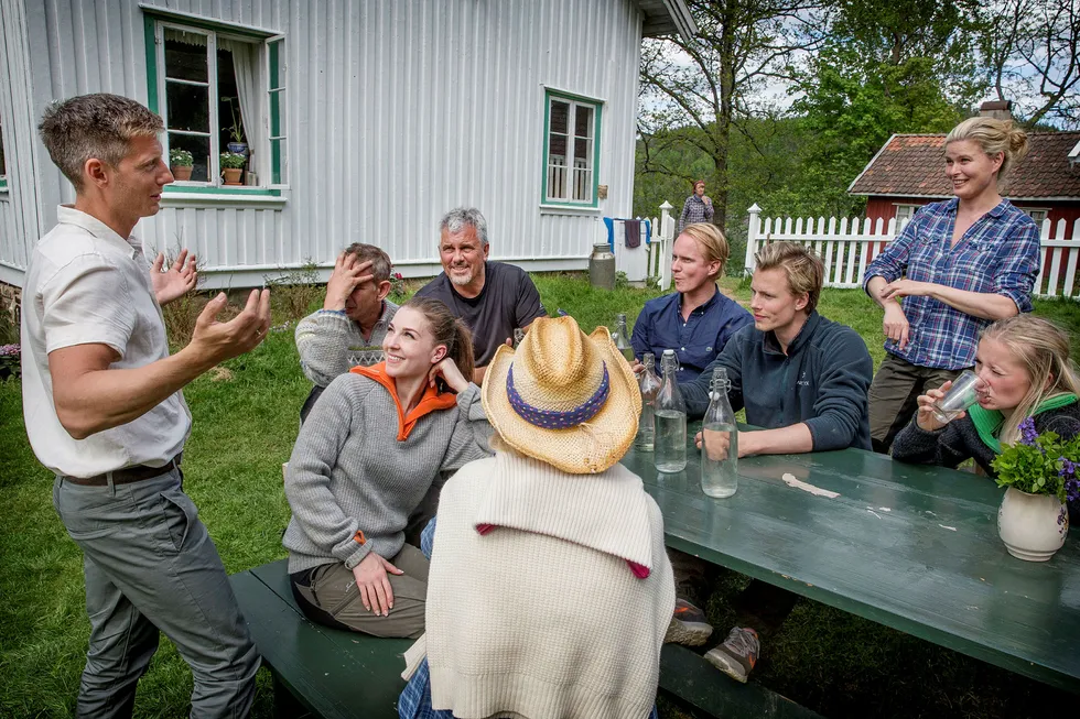 Gaute Grøtta Grav (til venstre) er programleder i TV 2-suksessen «Farmen kjendis». Her fra pressedagen med årets deltagere. Foto: Mattis Sandblad/VG/NTB Scanpix