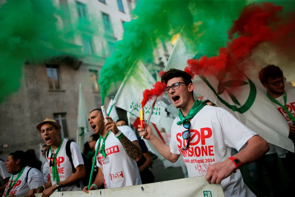 Tilhengere av det italienske partiet Lega og høyrevridde aktivister demonstrerer mot innvandring i oktober, 2014. Foto: Marco Bertorello/AFP/NTB Scanpix