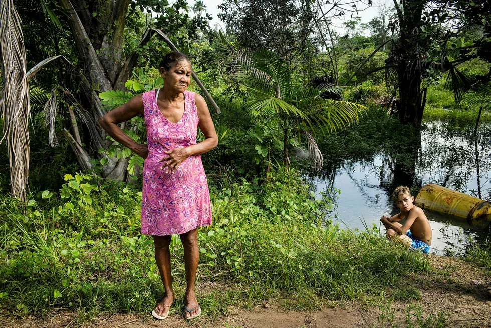 Hydro anklages for å ha forgiftet drikkevannet til beboere rundt aluminiumsrafineriet Alunorte i Barcarena, Brasil. Ifølge Maria Salustiana (69) skal fostersønnen Thiago Carina Lhorizigéz (12) ha kastet opp blod som følge av utslippet. Selv har hun vært på sykehus med store magesmerter, men har ikke råd til å betale for medisiner. Sønnen pleide å leke i vanndammen på eiendommen, nå hevder familien vannet er forgiftet. Adrian Øhrn Johansen