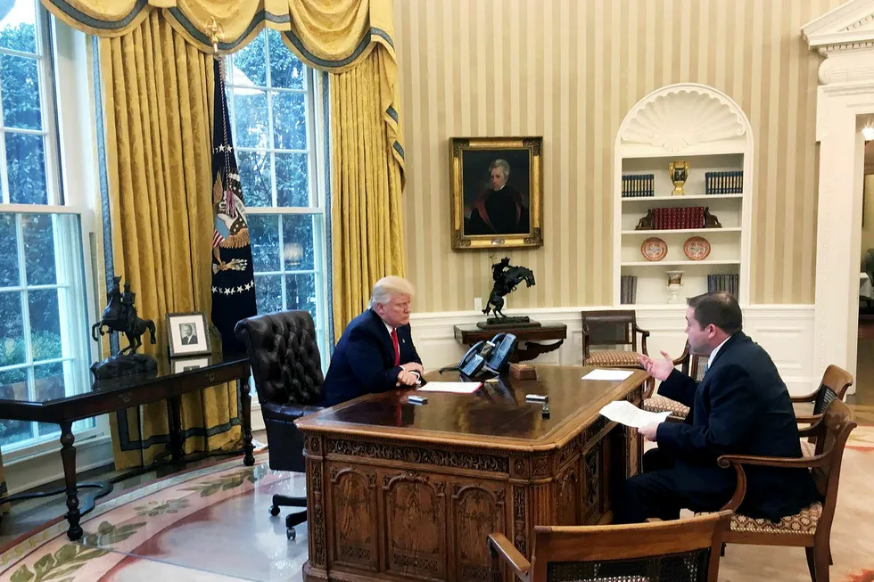 Breitbarts politiske redaktør, Matthew Boyle i møte med president Donald Trump. Foto: Privat via Facebook