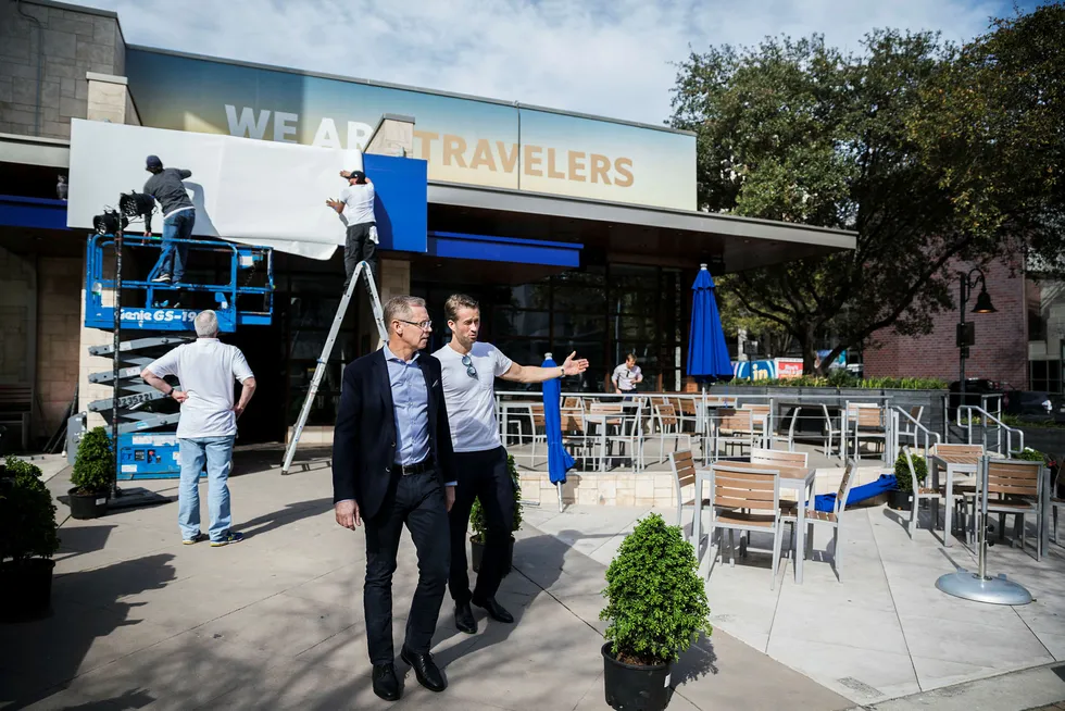 SAS og partnere står bak en egen kafé og restaurant på South by Southwest-festivalen. Didrik Fjeldstad (til høyre), leder for merkevare og markedsføring i SAS, møtte Rickard Gustafson før åpningen. Foto: Per Thrana