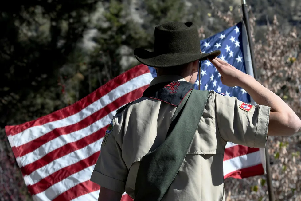Et medlem av den amerikanske speideren sverger troskap til det amerikanske flagget. Bildet er fra november 2018.
