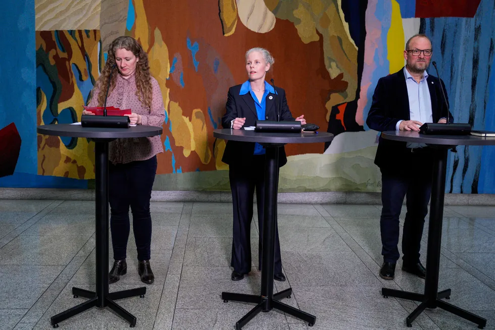 Tuva Moflag (Ap), Kirsti Bergstø (SV) og André Myhrvold (Sp) under pressekonferanse på Stortinget etter SV og regjeringspartiene kom søndag til enighet om statsbudsjettet for 2025.