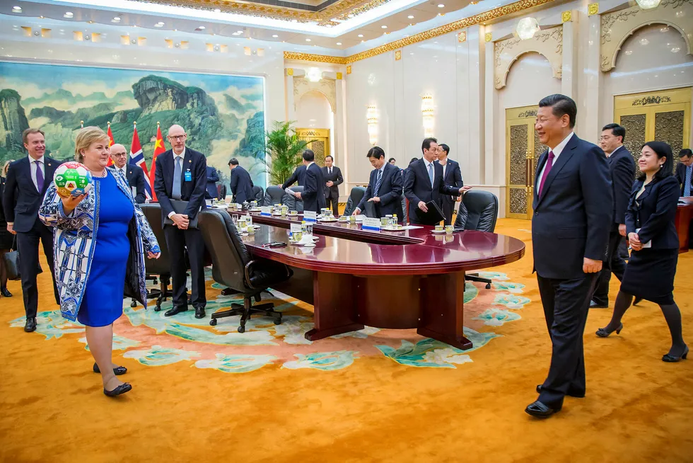 Statsminister Erna Solberg ledet en stor norsk delegasjon til Kina i fjor vår. Hun avsluttet besøket med å møte president Xi Jinping i Folkets store hall i Beijing. Foto: Heiko Junge/NTB scanpix
