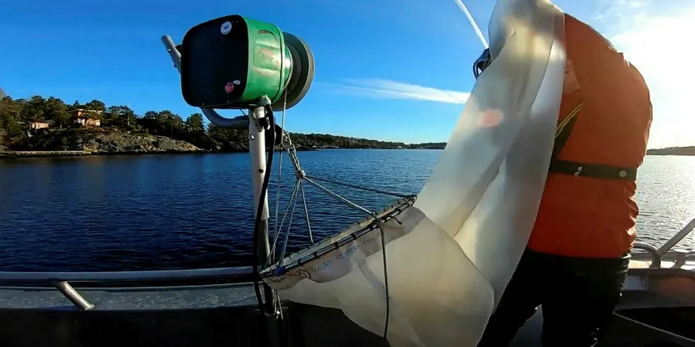 SKRINLAGT: Det planlagde vindkraftverket på Siragrunnen på sørvestlandet låg til havs, og kom i stor konflikt med fugletrekk og fiskefelt. Her kartlegg forskarar frå Havforskingsinstituttet kartlegg kystfisken sine gytefelt frå Risør i sør til Siragrunnen ved grensa mot Rogaland.