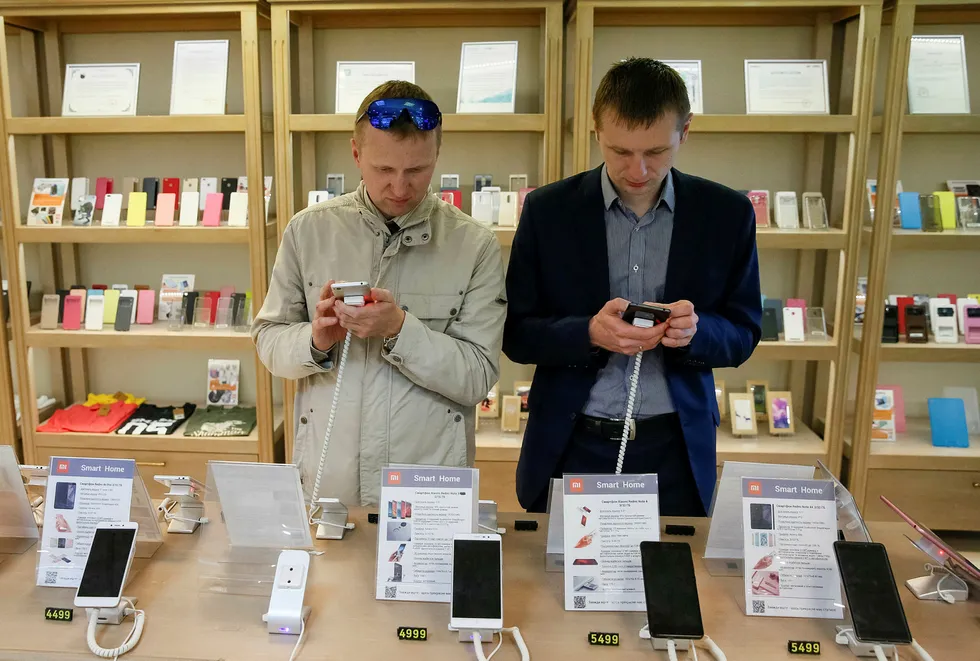 Xiaomi solgte 15 millioner smarttelefoner i Kina i siste kvartal – flere enn Apple. Nå har startskuddet gått for den internasjonale ekspansjonen. Selskapet åpnet nylig et utsalg i Ukraina. Den internasjonale salgsveksten var på over 320 prosent i andre kvartal. Foto: Valentyn Ogirenko / Reuters / NTB Scanpix