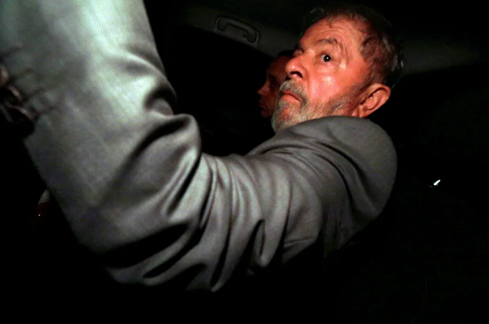 Ekspresident Luiz Inacio Lula da Silva må trolig starten soningen av fengselsdommen han er idømt. På bildet ankommer han sitt hjem i Sao Bernardo do Campo onsdag. Foto: Paulo Whitaker/Reuters/NTB Scanpix