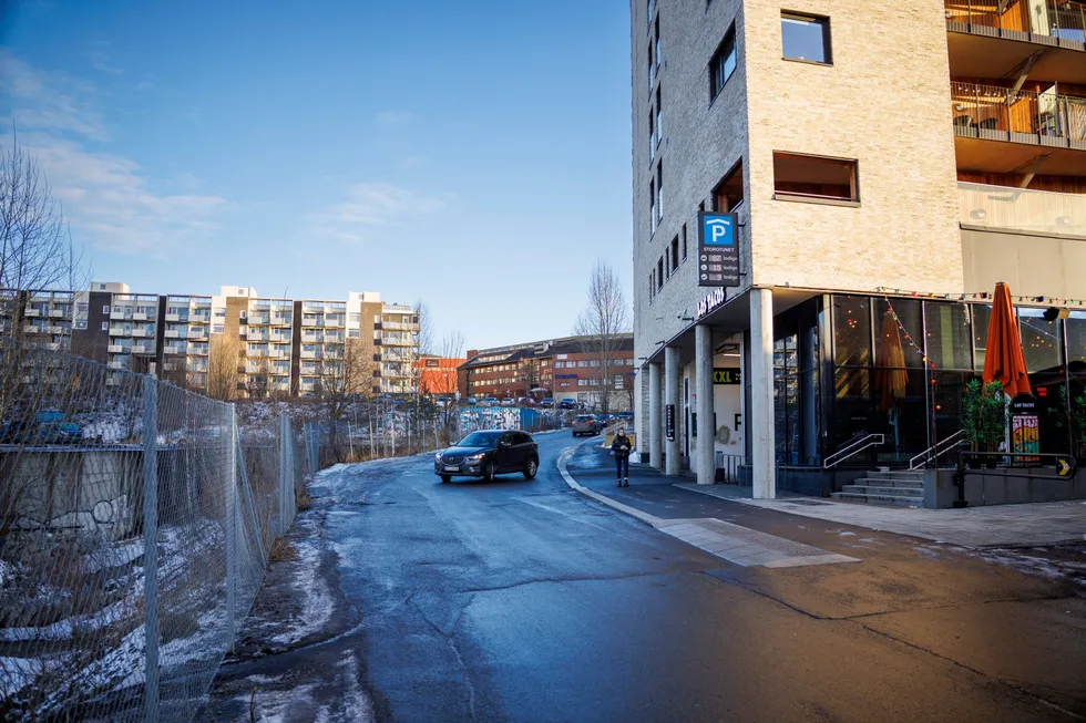 Bydelsutvalget har vedtatt at de vil endre navn på en del av Nydalen allé til Olav Thons gate, nærmere bestemt biten mellom Sandakerveien og Gunnar Schjelderups vei.