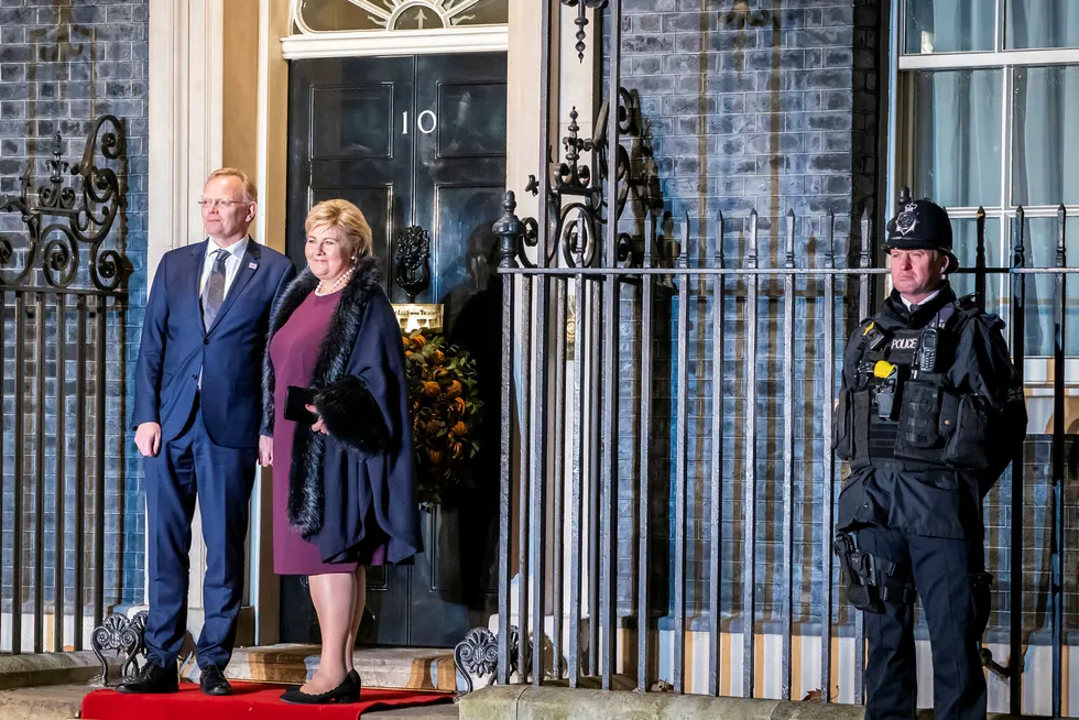 Statsminister Erna Solberg foran den britiske statsministerboligen i 10 Downing Street i London, sammen med mannen Sindre Finnes.
