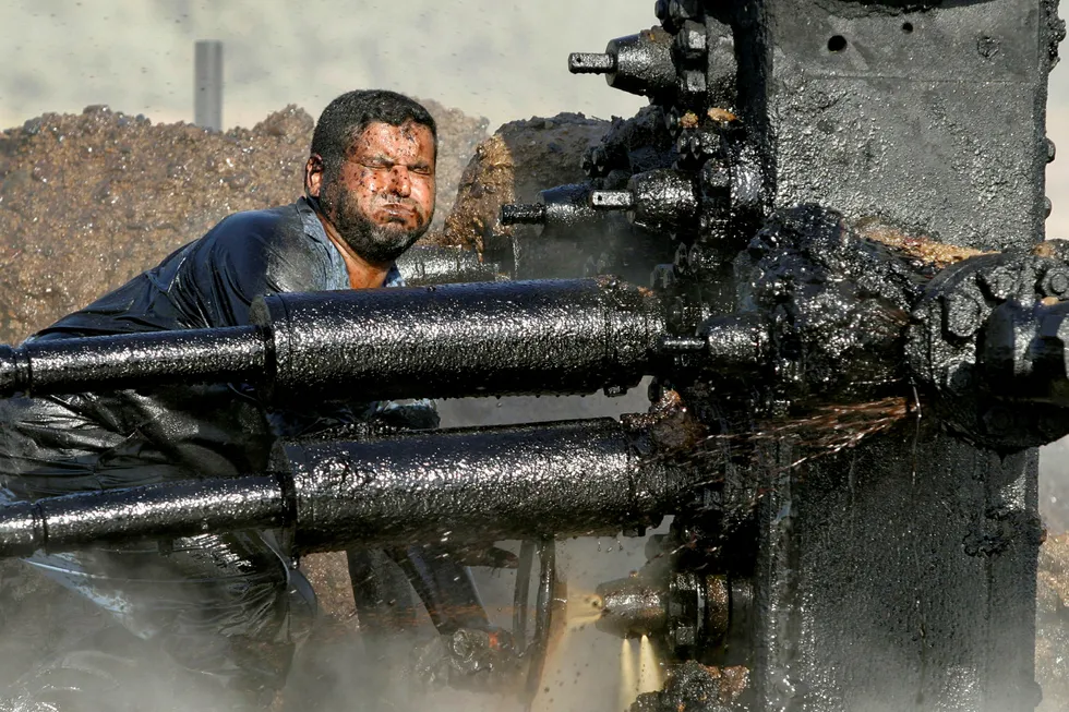 Oljeprisen har falt over syv prosent så langt denne uken. Siden starten av september er fallet på mer enn 18 prosent. Avbildet er en irakisk oljearbeider som prøver å reparere en pumpe på en oljebrønn i Bob Al-Sham, Irak.