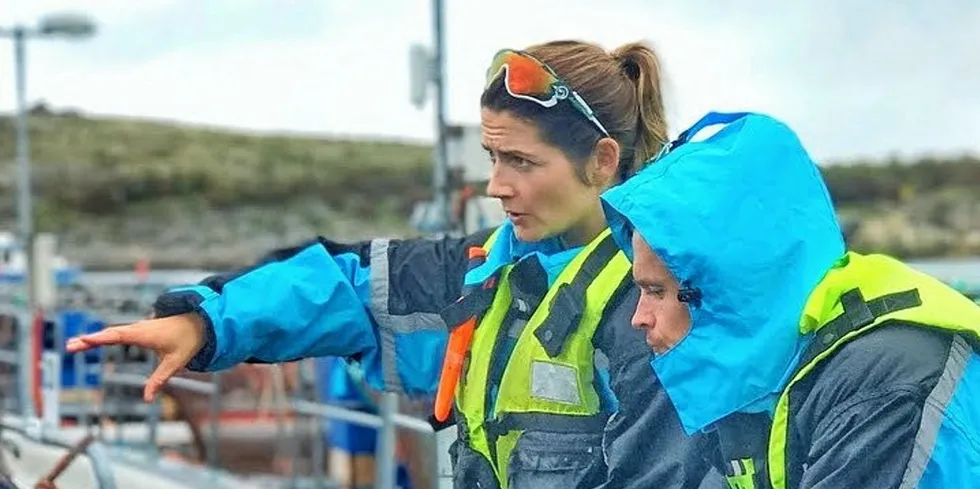 Fagsjef miljø og helse, Karoline Skaar Amthor, i Sjømat Norge - her i jobb på merdkanten.