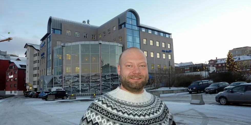 Administrerende direktør Robert Johansen i eksportselskapet Polar Quality i Bodø. I bakgrunnen Laksehuset (Salmon Center) i Bodø.