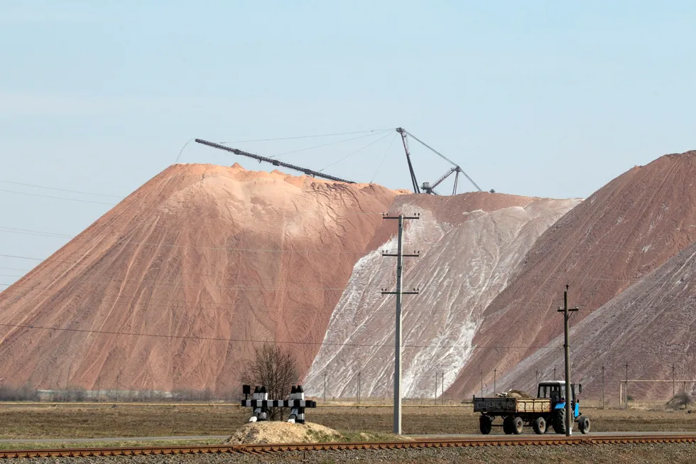 Belaruskalis gruver ved byen Soligorsk har blant verdens største forekomster av kalium, som er viktig i Yaras produksjon av kunstgjødsel.