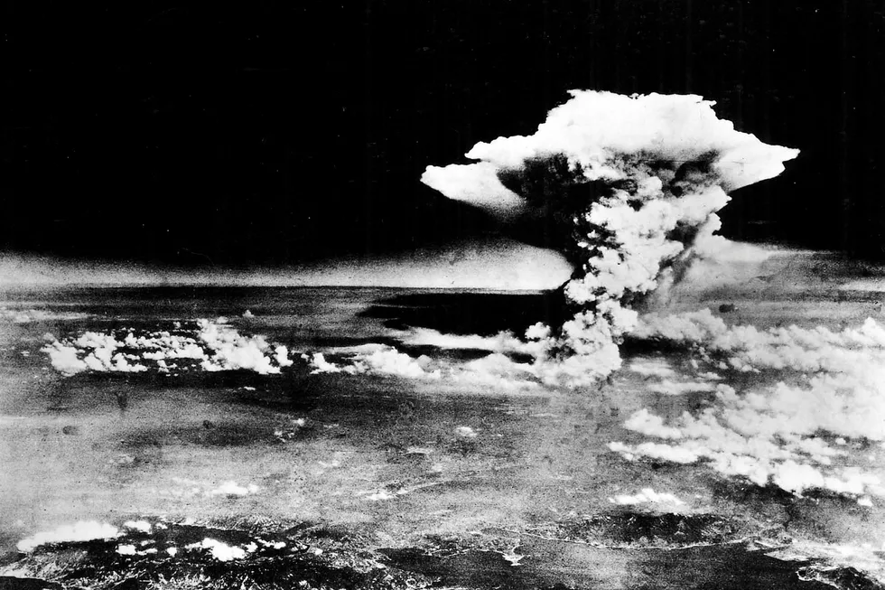 Det viktigste våpenkappløpet i verden i dag er ikke atomvåpen, det er kunstig intelligens, kunstig liv og robotikk. Her bilde av atombomben som ble droppet over Hiroshima, i Japan, under annen verdenskrig.