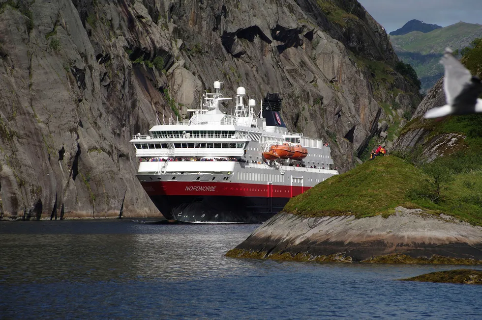Hurtigruten, som siden 1893 har gjennomført ekspedisjonsreiser langs Norskekysten, sliter som følge av koronapandemien. Her er hurtigruteskipet MS «Nord-Norge».