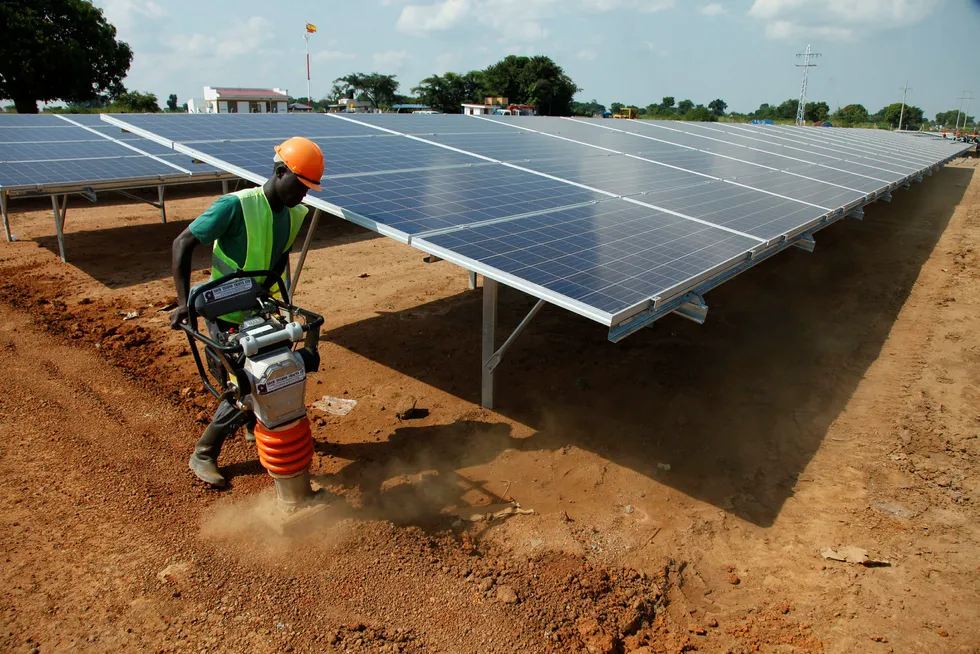Dersom Parisavtalen skal være troverdig er det viktig at også fattige og lavteknologiske land har mer grønn og mindre brun teknologi. Her en solcellepark som bygges i Soroti, 300 kilometer øst for Ugandas hovedstad Kampala.