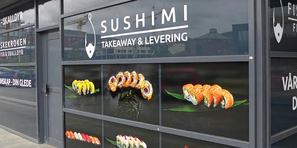 TO BUTIKKER: To av Bergens fiskebutikker har fått egen sushibar kalt Sushimi.