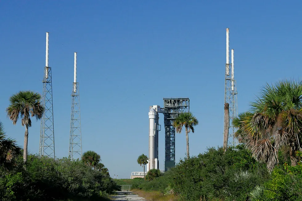 En Atlas V-rakett står klar på Cape Canaveral i Florida, med Boeings nye Starliner-kapsel i fronten. Fredag skal romfartøyet på sin første, ubemannede testtur. Foto: John Raoux / AP / NTB scanpix