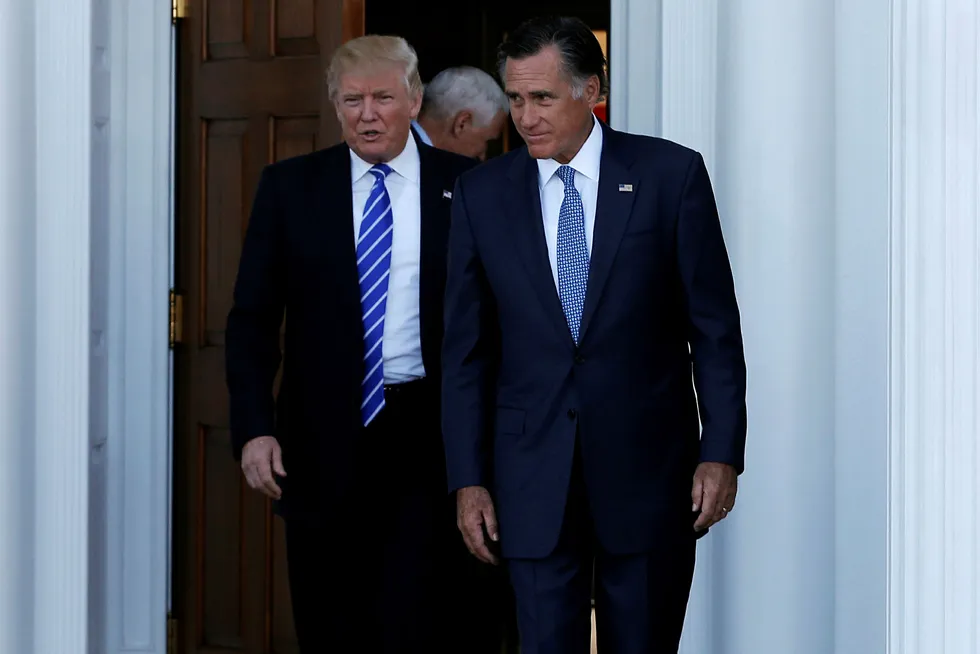 USAs president Donald Trump (t.v.) og Mitt Romney etter et møte mellom dem i november 2016. Foto: MIKE SEGAR / REUTERS / NTB Scanpix