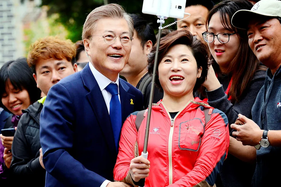 Liberale Moon Jae-in, som er åpen for samtaler med Nord-Korea, vinner presidentvalget i Sør-Korea, ifølge BBC. Foto: Park Young-tae/AP/NTB Scanpix