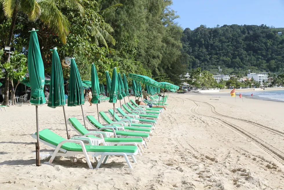 Patong Beach i Phuket er en av de mest populære strendene i Asia. Etter å ha holdt stengt i nesten 16 måneder gjenåpnes ferieøya for fullvaksinerte internasjonale turister på torsdag.