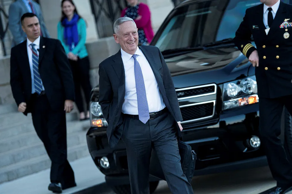 Forsvarsminister Jim Mattis har tro på diplomatisk løsning overfor Nord-Korea. Her ankommer han Pentagon torsdag. Foto: Brendan Smialowski/AFp photo/NTB scanpix