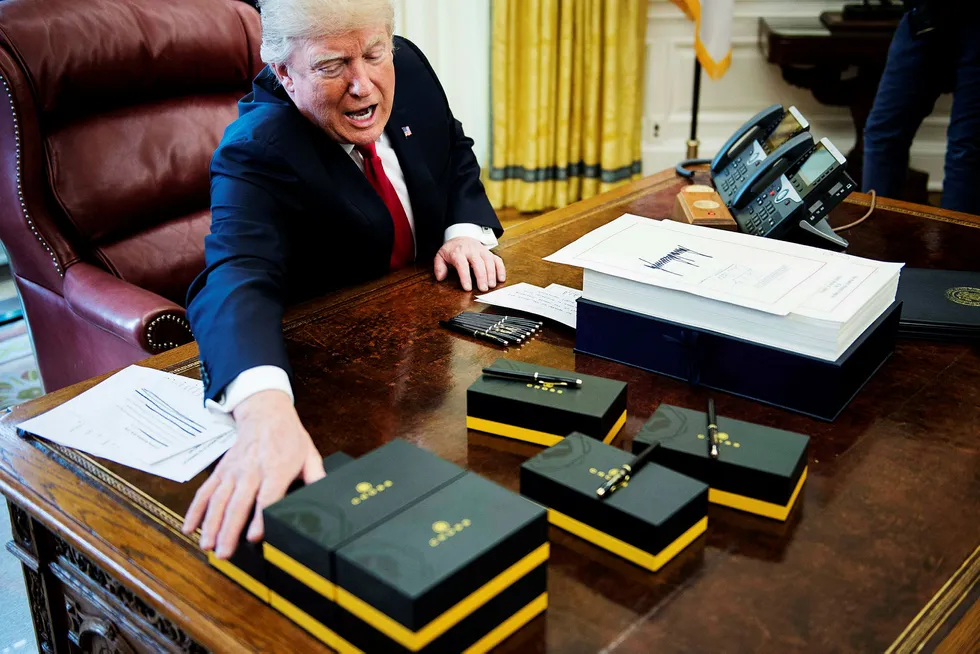 President Donald Trump ga bort penner til pressen etter at han signerte skattereformen 22. desember i fjor. Foto: Brendan Smialowski/AFP/NTB Scanpix