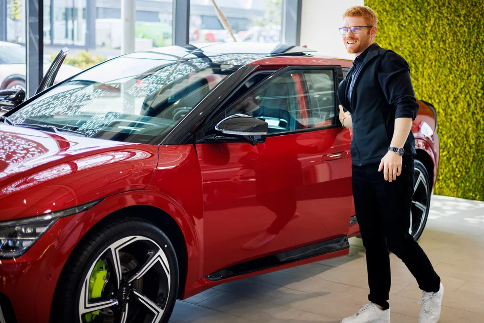 – Kampanjen har resultert i tre salg bare fra min hånd, sier Kia-selger Thomas Svendsen om salget av sportsbilen Kia EV6 GT som har en sommerrabatt på 80.718 kroner.