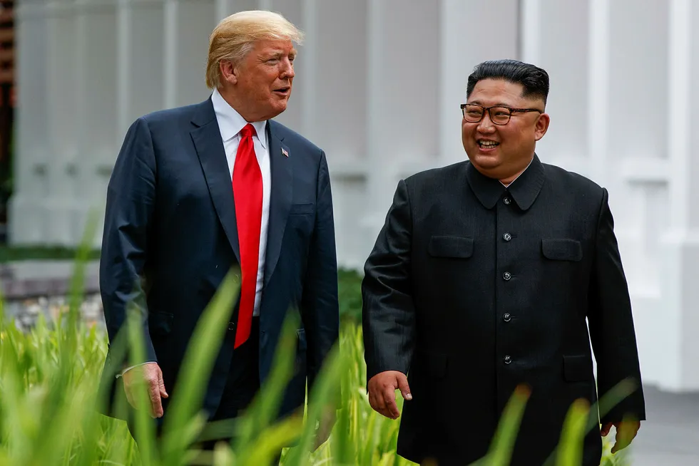 Donald Trump (til venstre) og Kim Jong-un under toppmøtet i Singapore. Foto: Evan Vucci / AP / NTB scanpix