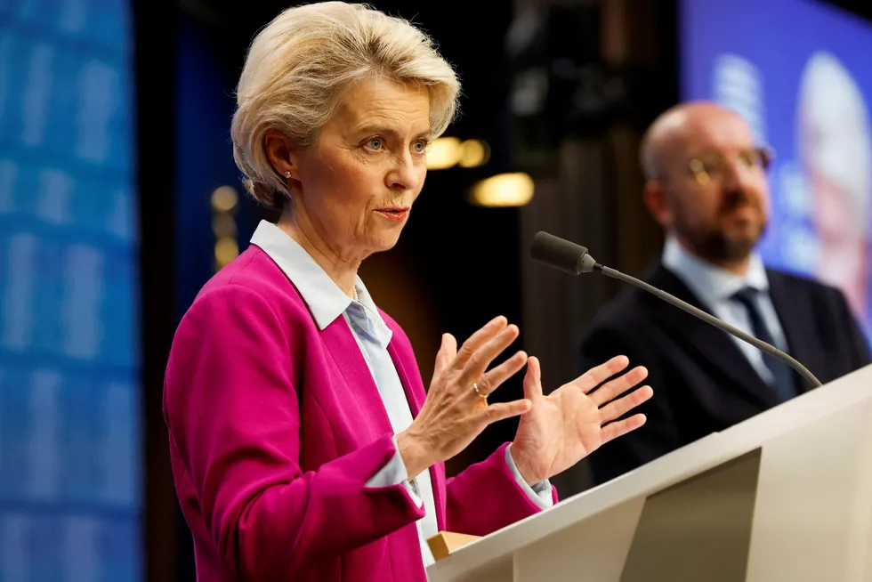 EU-kommisjonens leder Ursula von der Leyen og EU-president Charles Michel kunngjorde natt til fredag enighet om en energiavtale.