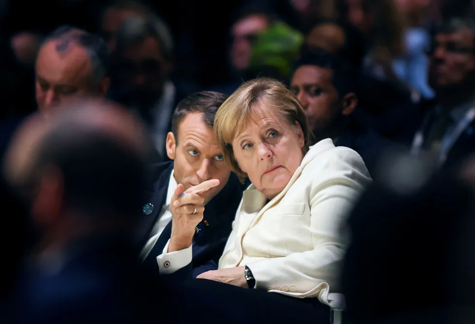Frankrikes president Emmanuel Macron og Tysklands forbundskansler Angela Merkel under åpningen av Paris Fredsforum.