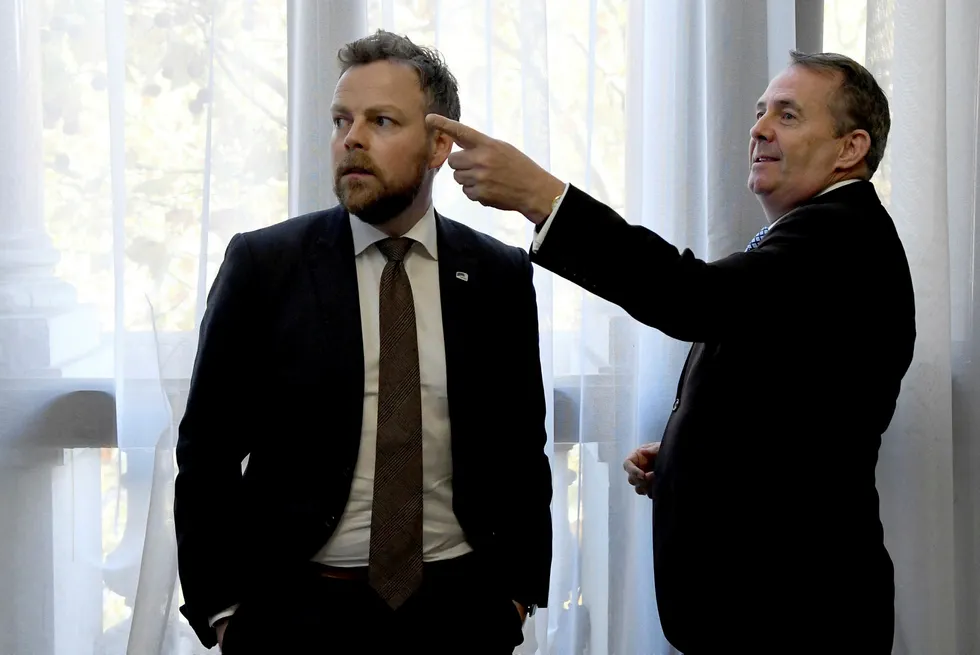 Næringsminister Torbjørn Røe Isaksen (t.v.) i møte med Storbritannias handelsminister Liam Fox i London mandag.