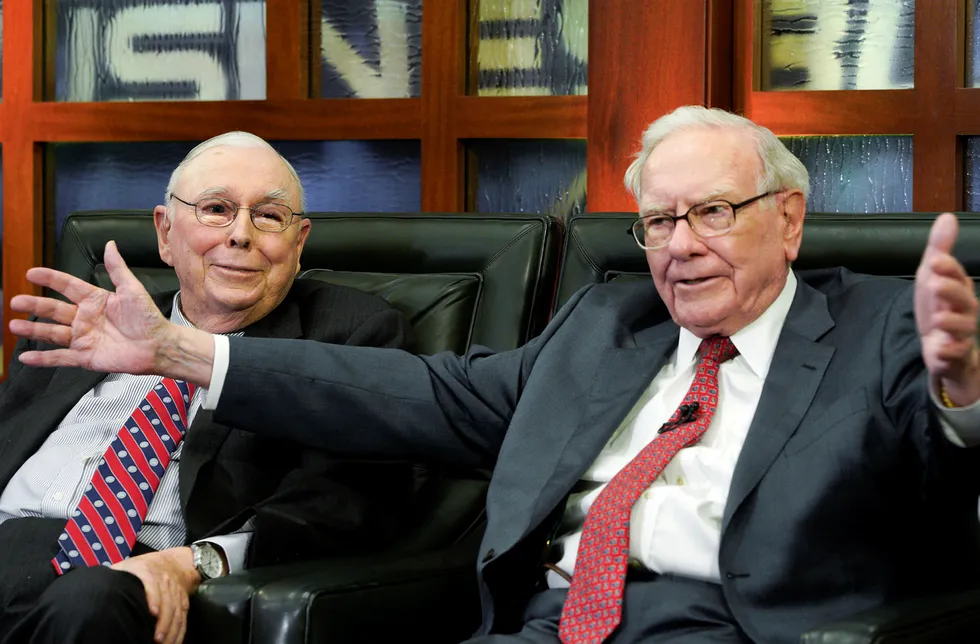 Legenden Warren Buffett (til høyre) har hatt makten i Berkshire Hathaway i mange tiår. Her sammen med sin høyre hånd og nestsjef Charlie T. Munger (94) tidligere i år.