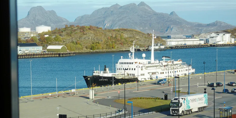 Laksebil kjører forbi Bodø havn.