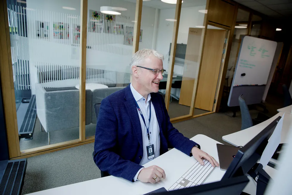 Torvald Kvamme, bankdirektør i Bulder Bank, fikk denne uken opplæring slik at han kunne hjelpe til med å svare på spørsmål fra kundene.