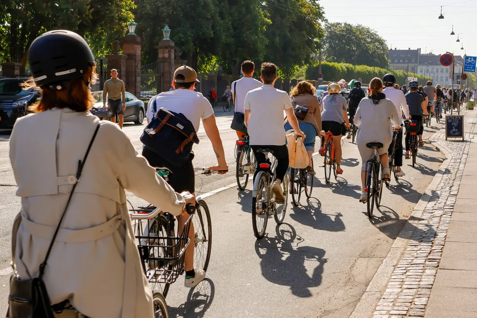 Tett trafikk med sykkel i morgenrushet på Gothersgade ved Kongens Have i København.