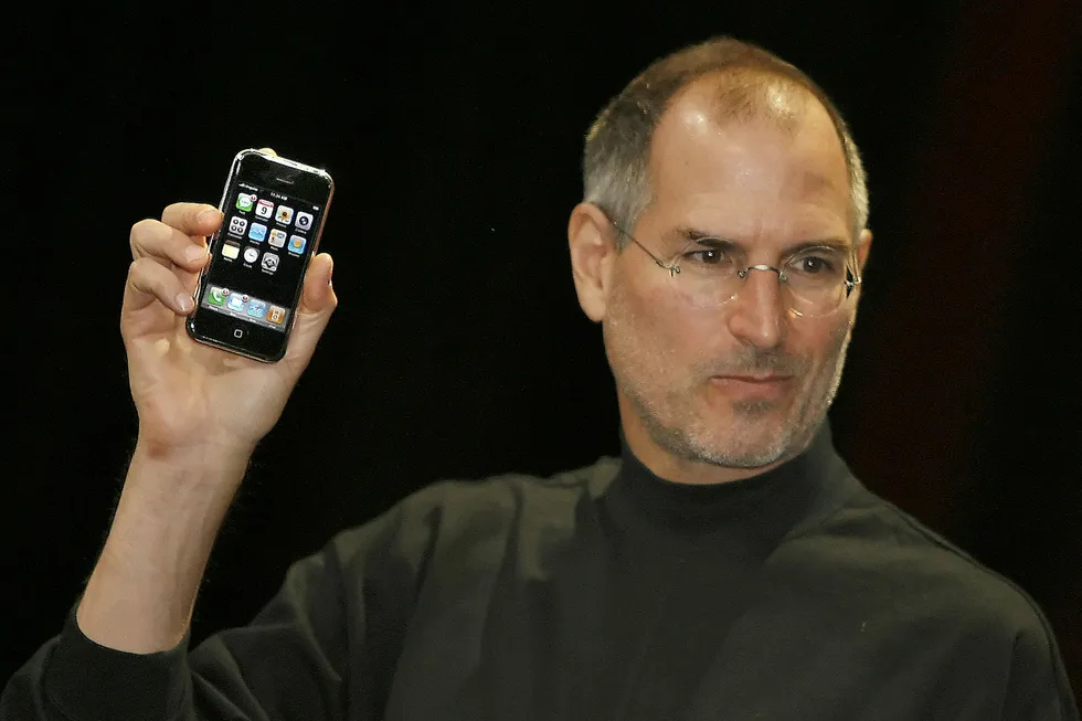 9. januar 2007: Steve Jobs viser frem Iphone for første gang. Enkelte prototyper av Iphone 8 tar tilbake elementer av den originale designen. Foto: NTB scanpix / AFP PHOTO/TONY AVELAR