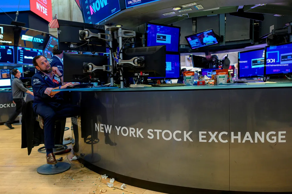 Førhandelen i USA peker nedover mandag formiddag. Her er traderne på gulvet på New York Stock Exchange.