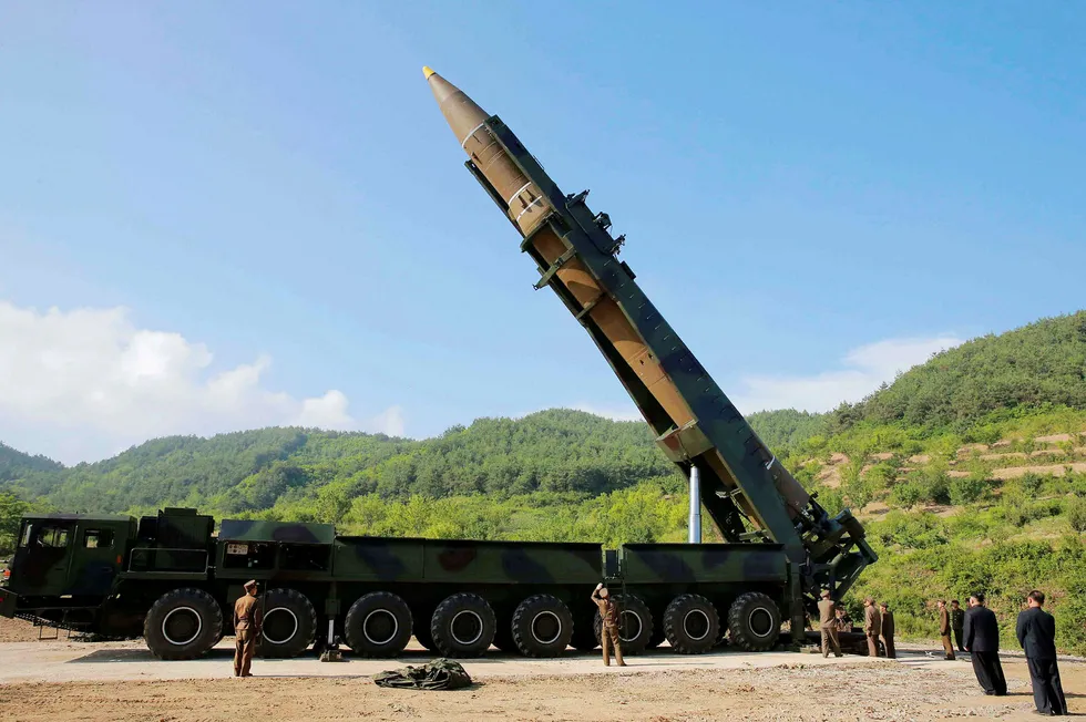 Nye kraftige trusler fra Nord-Korea mot USA. Bildet viser landets leder Kim Jong Un (nummer to fra høyre) som inspiserer en Hwasong-14 interkontinental ballistisk missil. Foto: Korean Central News Agency/Korea News Service via AP/NTB scanpix