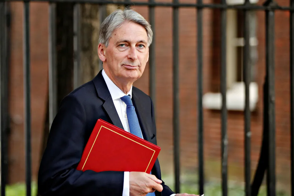 Storbritannias finansminister Philip Hammond ønsker en mykest mulig Brexit, der Storbritannia fortsatt blir i EUs indre marked. Foto: Tolga Akmen, NTB Scanpix/Reuters