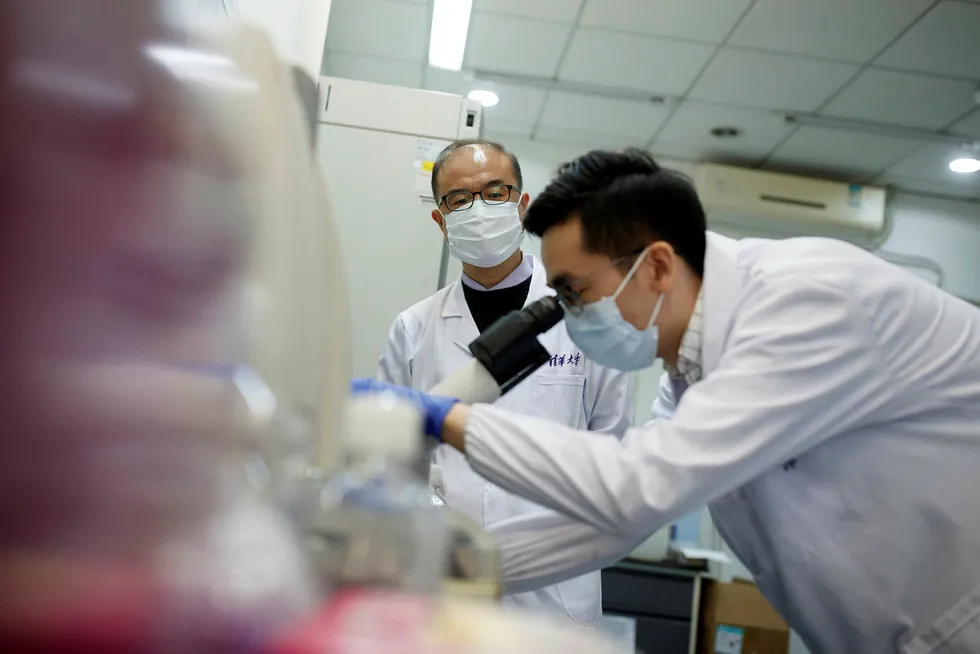 Globaliseringen gjør at vi kan vente at nye medisiner utvikles så raskt som mulig og blir raskt globalt tilgjengelig, skriver Steinar Juel. Her pågår arbeid med utvikling av koronavirusvaksine ved Tsinghua-universitetet i Beijing i Kina.