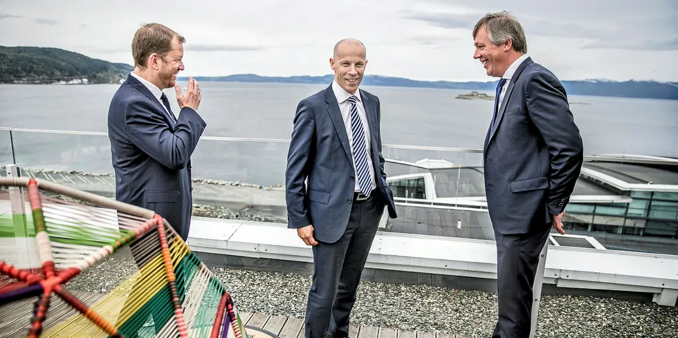 Torsdag denne uken offentliggjorde konserndirektør Klaus Hatlebrekke (t.v.) og administrerende direktør Charles Høstlund i Norway Royal Salmon at Fosen Yard er valgt til å bygge selskapets nye havmerder. Her er de sammen med Anders Straumsheim, administrerende direktør i Fosen Yard.