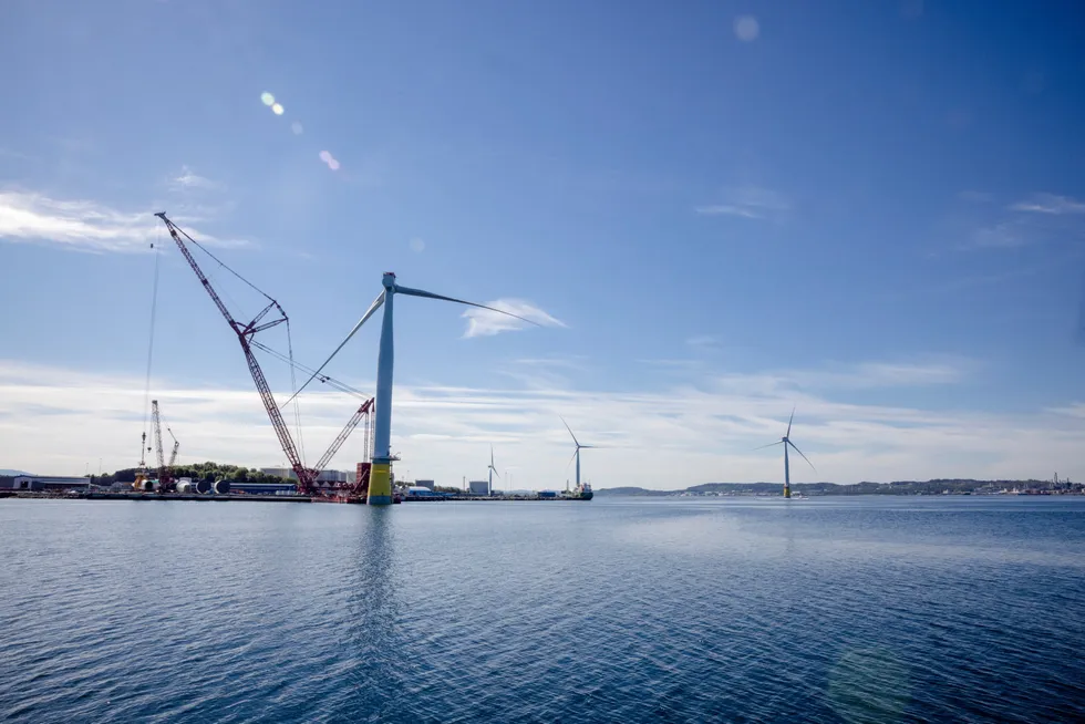 Vindkraft og lave priser på importert strøm kan gjøre forsyningssikkerheten i Norge dårligere, skriver Eric Nævdal.